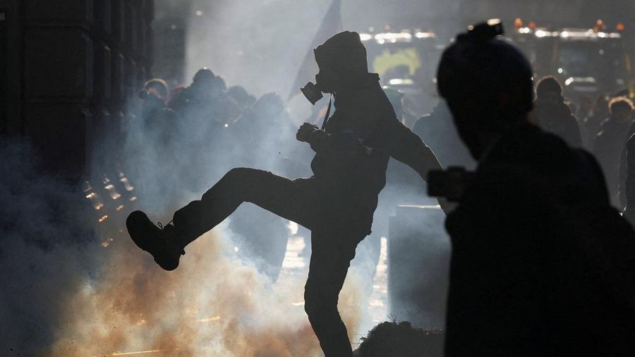 Para petani berkumpul di dekat Parlemen Eropa, saat mereka memprotes kesepakatan perdagangan bebas EU-Mercosur antara Uni Eropa dan negara-negara Amerika Selatan anggota Mercosur, pada hari KTT para pemimpin Uni Eropa, di Brussels, Belgia, 18 Desember 2025. (REUTERS/Yves Herman)