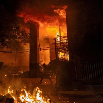 Potret Chaos Massa Mengamuk di Ibu Kota, 2 Kantor Berita Dibakar