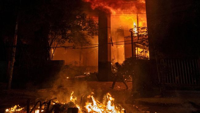 Potret Chaos Massa Mengamuk di Ibu Kota, 2 Kantor Berita Dibakar