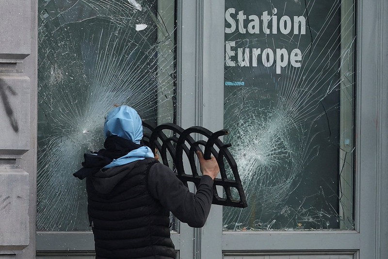 Para petani berkumpul di dekat Parlemen Eropa, saat mereka memprotes kesepakatan perdagangan bebas EU-Mercosur antara Uni Eropa dan negara-negara Amerika Selatan anggota Mercosur, pada hari KTT para pemimpin Uni Eropa, di Brussels, Belgia, 18 Desember 2025. (REUTERS/Yves Herman)