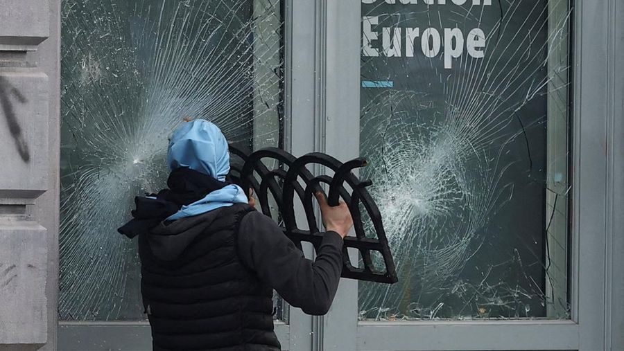 Para petani berkumpul di dekat Parlemen Eropa, saat mereka memprotes kesepakatan perdagangan bebas EU-Mercosur antara Uni Eropa dan negara-negara Amerika Selatan anggota Mercosur, pada hari KTT para pemimpin Uni Eropa, di Brussels, Belgia, 18 Desember 2025. (REUTERS/Yves Herman)