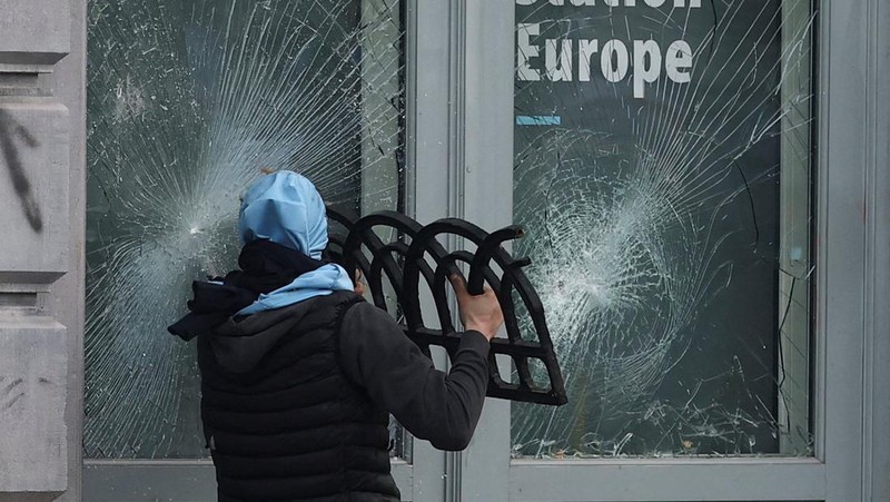 Para petani berkumpul di dekat Parlemen Eropa, saat mereka memprotes kesepakatan perdagangan bebas EU-Mercosur antara Uni Eropa dan negara-negara Amerika Selatan anggota Mercosur, pada hari KTT para pemimpin Uni Eropa, di Brussels, Belgia, 18 Desember 2025. (REUTERS/Yves Herman)