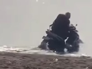 Viral WNA Nekat Kendarai Motor hingga Masuk Pantai Lovina