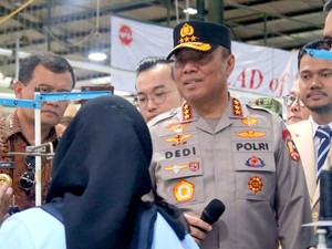 Wakapolri Bagikan Sembako ke Ribuan Buruh Pabrik Garmen di Pemalang