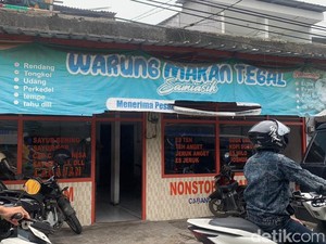 Warteg di Surabaya Bagi Makan Gratis untuk Mahasiswa Aceh-Sumatera