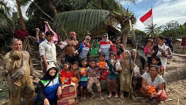 Relawan Pertamina Salurkan Bantuan ke Kampung Sunting yang Terisolasi