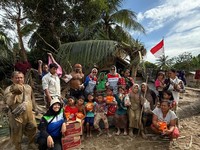 Relawan Pertamina Salurkan Bantuan ke Kampung Sunting yang Terisolasi