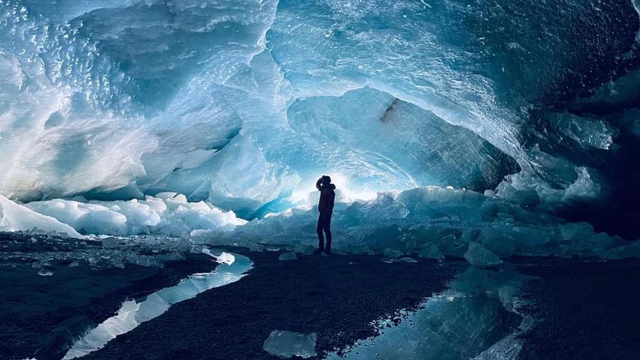 Gua gletser di bagian depan Gletser Morteratsch di Swiss, pada Oktober 2025. Gua-gua ini merupakan simbol yang jelas dari perlambatan dan disintegrasi gletser. (Lander Van Tricht)