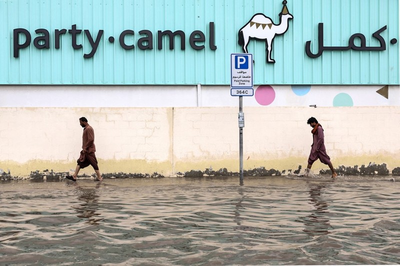 Jalanan di Dubai, Uni Emirat Arab, tergenang banjir usai badai dan hujan lebat melanda negara gurun tersebut. (AFP/FADEL SENNA)