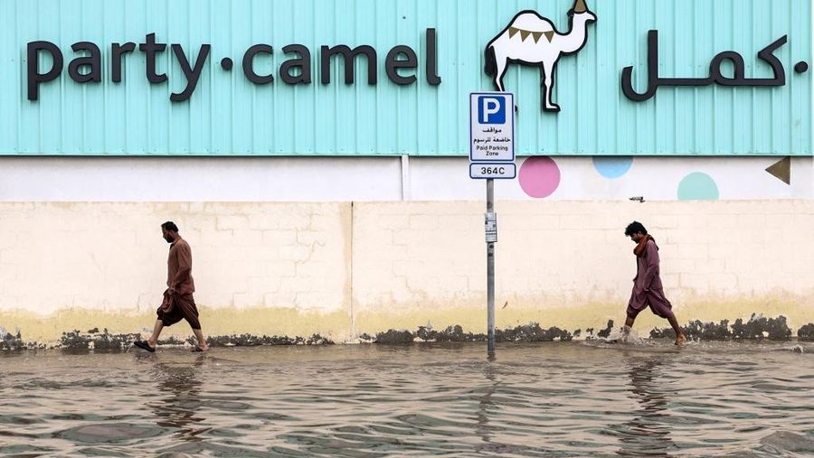 Jalanan di Dubai, Uni Emirat Arab, tergenang banjir usai badai dan hujan lebat melanda negara gurun tersebut. (AFP/FADEL SENNA)