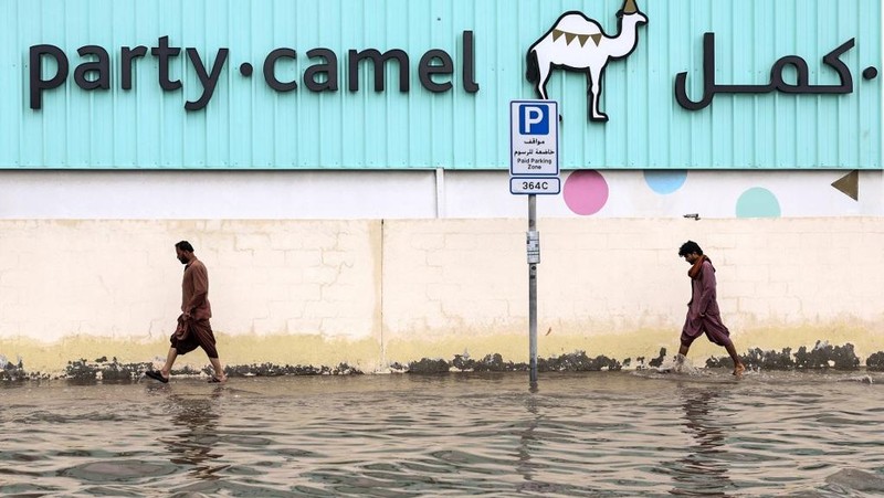 Jalanan di Dubai, Uni Emirat Arab, tergenang banjir usai badai dan hujan lebat melanda negara gurun tersebut. (AFP/FADEL SENNA)