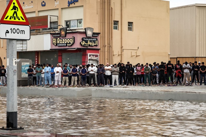 Jalanan di Dubai, Uni Emirat Arab, tergenang banjir usai badai dan hujan lebat melanda negara gurun tersebut. (AFP/FADEL SENNA)