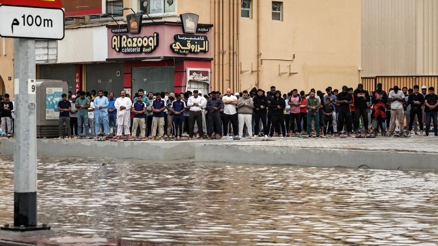 Jalanan di Dubai, Uni Emirat Arab, tergenang banjir usai badai dan hujan lebat melanda negara gurun tersebut. (AFP/FADEL SENNA)
