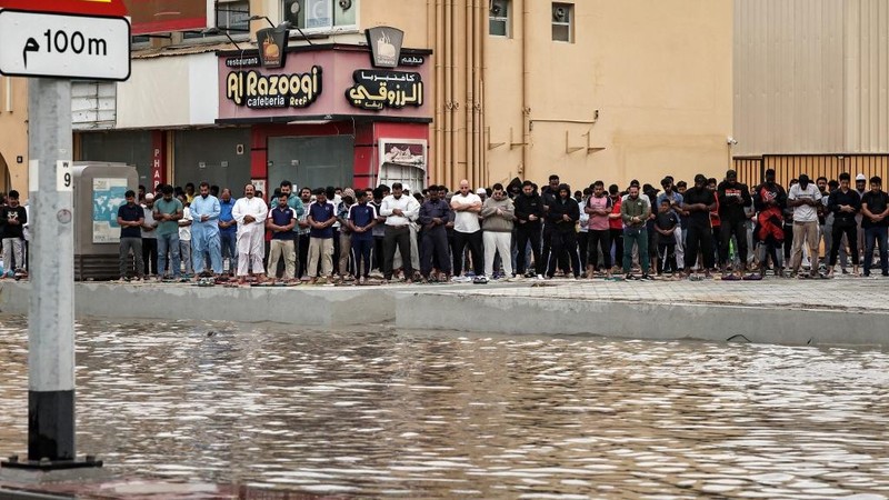 Jalanan di Dubai, Uni Emirat Arab, tergenang banjir usai badai dan hujan lebat melanda negara gurun tersebut. (AFP/FADEL SENNA)