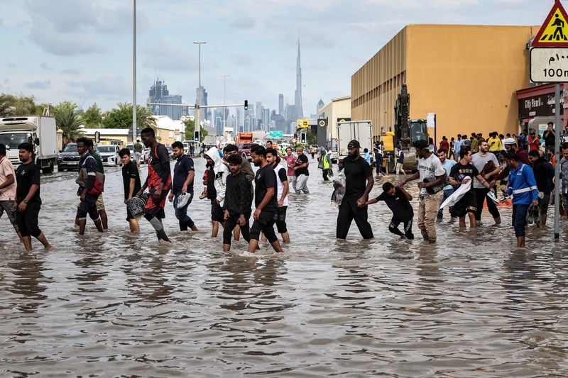 Jalanan di Dubai, Uni Emirat Arab, tergenang banjir usai badai dan hujan lebat melanda negara gurun tersebut. (AFP/FADEL SENNA)