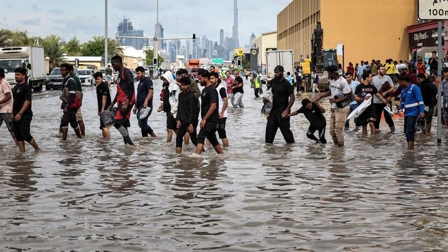 Potret "Kota Emas" Arab Dihantam Banjir, Bandara Lumpuh