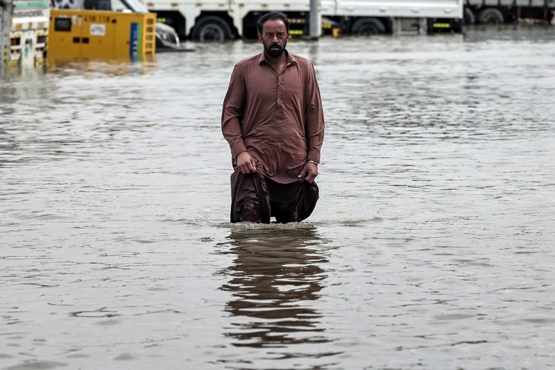 Jalanan di Dubai, Uni Emirat Arab, tergenang banjir usai badai dan hujan lebat melanda negara gurun tersebut. (AFP/FADEL SENNA)