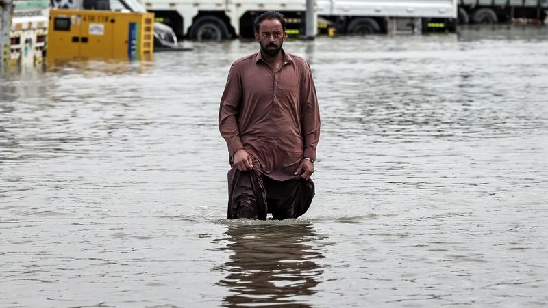 Jalanan di Dubai, Uni Emirat Arab, tergenang banjir usai badai dan hujan lebat melanda negara gurun tersebut. (AFP/FADEL SENNA)