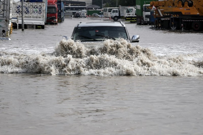 Jalanan di Dubai, Uni Emirat Arab, tergenang banjir usai badai dan hujan lebat melanda negara gurun tersebut. (AFP/FADEL SENNA)