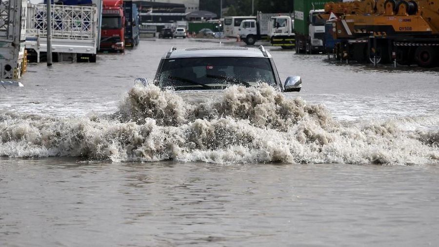 Jalanan di Dubai, Uni Emirat Arab, tergenang banjir usai badai dan hujan lebat melanda negara gurun tersebut. (AFP/FADEL SENNA)