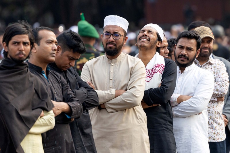 Jenazah aktivis Sharif Osman Hadi yang dipulangkan dari Singapura telah tiba di Bangladesh dan meninggalkan bandara pada Jumat (19/12/2025). (REUTERS/Mohammad Ponir Hossain)