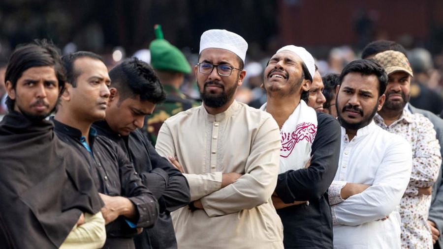 Jenazah aktivis Sharif Osman Hadi yang dipulangkan dari Singapura telah tiba di Bangladesh dan meninggalkan bandara pada Jumat (19/12/2025). (REUTERS/Mohammad Ponir Hossain)