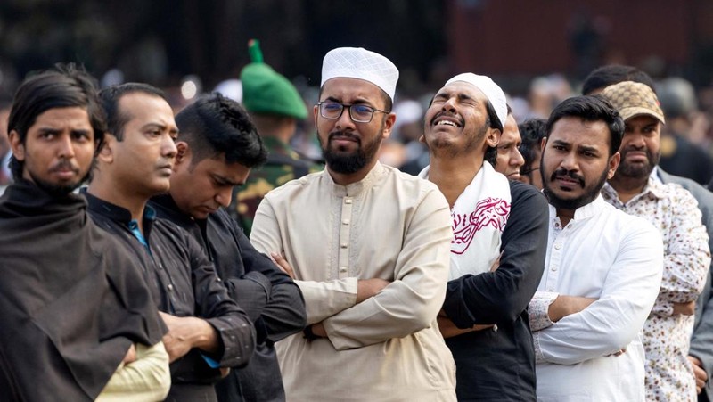 Jenazah aktivis Sharif Osman Hadi yang dipulangkan dari Singapura telah tiba di Bangladesh dan meninggalkan bandara pada Jumat (19/12/2025). (REUTERS/Mohammad Ponir Hossain)