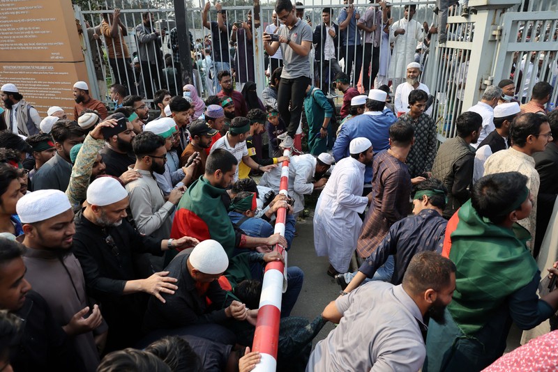 Jenazah aktivis Sharif Osman Hadi yang dipulangkan dari Singapura telah tiba di Bangladesh dan meninggalkan bandara pada Jumat (19/12/2025). (REUTERS/Mohammad Ponir Hossain)