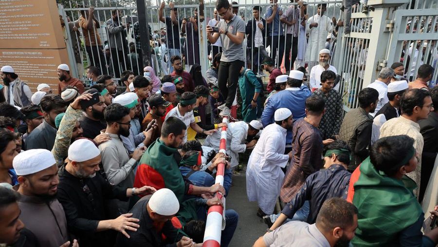 Jenazah aktivis Sharif Osman Hadi yang dipulangkan dari Singapura telah tiba di Bangladesh dan meninggalkan bandara pada Jumat (19/12/2025). (REUTERS/Mohammad Ponir Hossain)