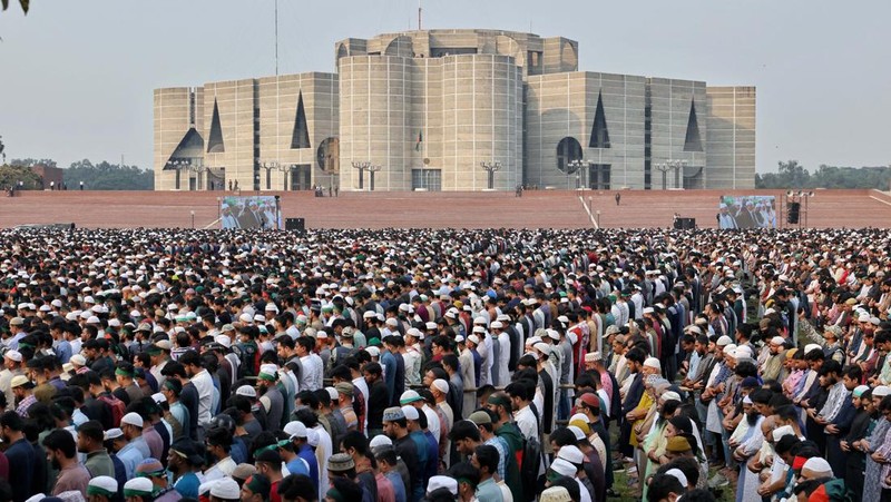 Jenazah aktivis Sharif Osman Hadi yang dipulangkan dari Singapura telah tiba di Bangladesh dan meninggalkan bandara pada Jumat (19/12/2025). (REUTERS/Mohammad Ponir Hossain)