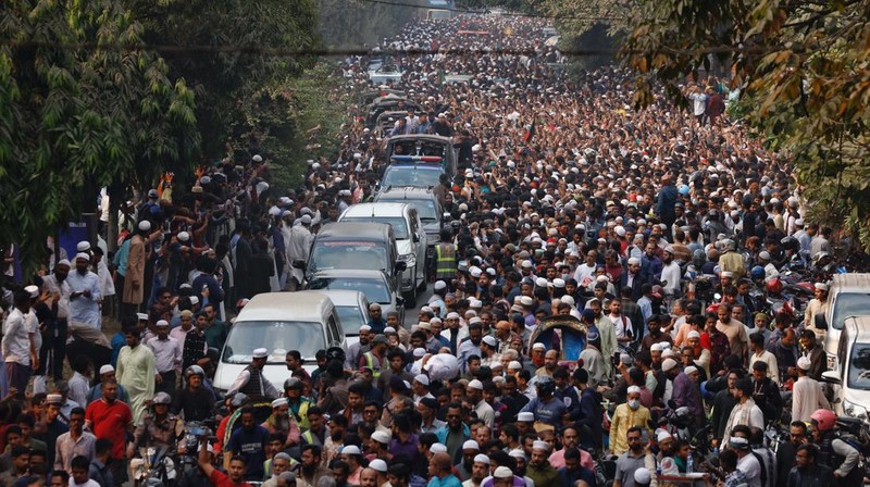 Jenazah aktivis Sharif Osman Hadi yang dipulangkan dari Singapura telah tiba di Bangladesh dan meninggalkan bandara pada Jumat (19/12/2025). (REUTERS/Mohammad Ponir Hossain)