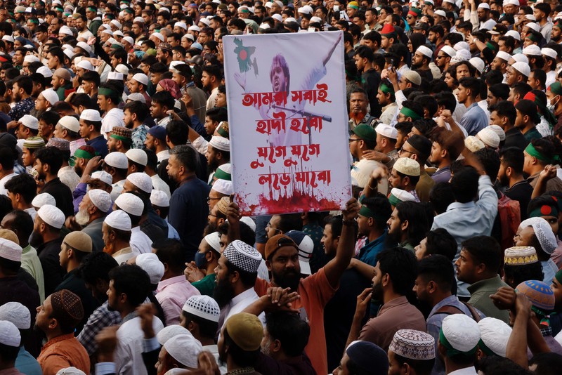 Jenazah aktivis Sharif Osman Hadi yang dipulangkan dari Singapura telah tiba di Bangladesh dan meninggalkan bandara pada Jumat (19/12/2025). (REUTERS/Mohammad Ponir Hossain)