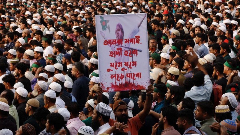 Jenazah aktivis Sharif Osman Hadi yang dipulangkan dari Singapura telah tiba di Bangladesh dan meninggalkan bandara pada Jumat (19/12/2025). (REUTERS/Mohammad Ponir Hossain)