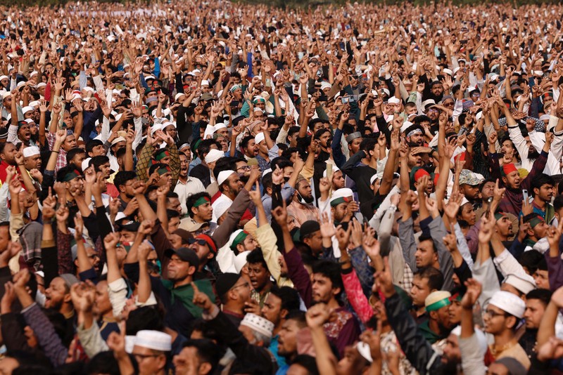 Jenazah aktivis Sharif Osman Hadi yang dipulangkan dari Singapura telah tiba di Bangladesh dan meninggalkan bandara pada Jumat (19/12/2025). (REUTERS/Mohammad Ponir Hossain)