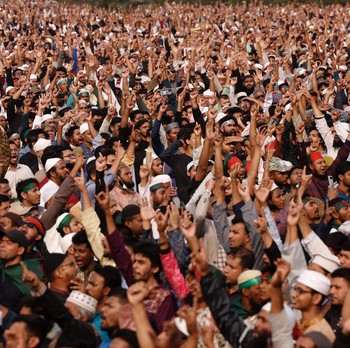 Ribuan Orang Antar Jenazah Aktivis Sharif Osman Hadi di Dhaka