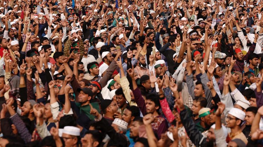 Jenazah aktivis Sharif Osman Hadi yang dipulangkan dari Singapura telah tiba di Bangladesh dan meninggalkan bandara pada Jumat (19/12/2025). (REUTERS/Mohammad Ponir Hossain)