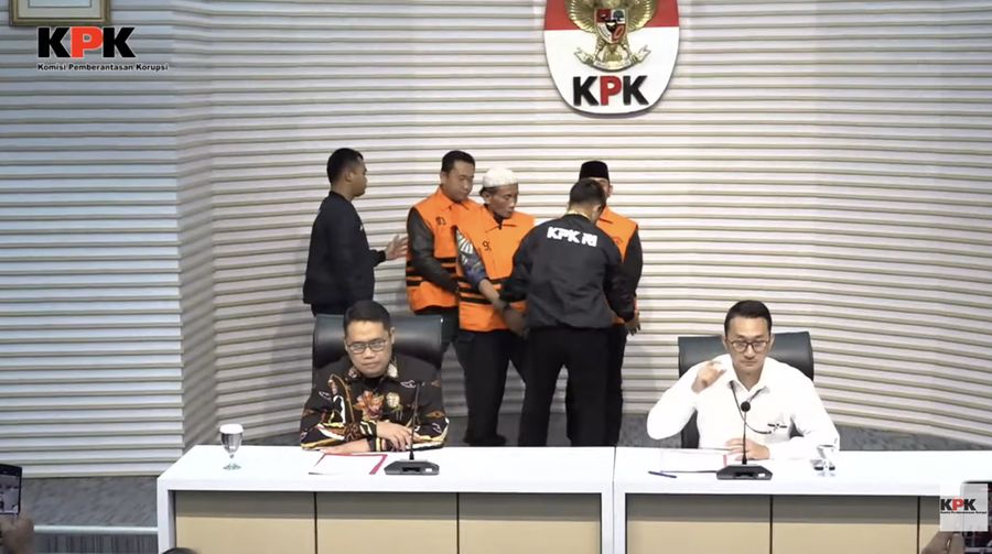 Konpres kegiatan tangkap tangan dugaan KPK terkait suap proyek di Kebuapten Bekasi, Sabtu (20/12/2025). (Tangkapan layar YouTube KPK)