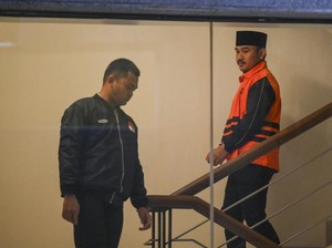 KPK Geledah Rumah Bupati Bekasi Ade Kuswara, Sita Mobil Land Cruiser