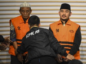 Dulu Ayah Banggakan Bupati Bekasi Suka Membantu, Kini Kompak Di-OTT KPK