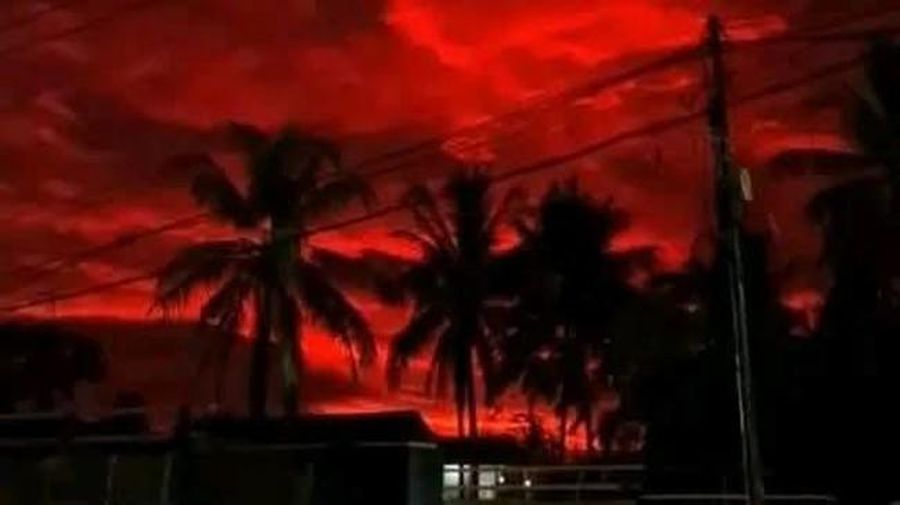 Masyarakat Kabupaten Pandeglang, Banten, dibuat heboh dengan kemunculan langit berwarna merah gelap beberapa hari lalu. (Foto: Arsip Istimewa via Detikcom)