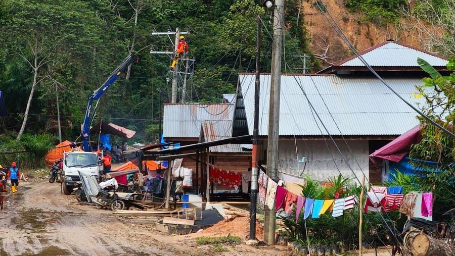 Petugas PLN sedang memperbaiki konstruksi jaringan listrik di Desa Lubuk Sibuk, Kuala Simpang, Aceh Tamiang. Jaringan listrik ini merupakan salah satu yang terdampak oleh banjir dan tanah longsor yang sempat melanda wilayah tersebut. (PLN)