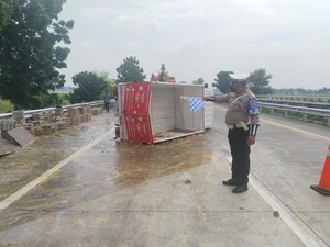 Pikap Terguling di Tol Mojokerto, Sopir Luka, Telur Tumpah
