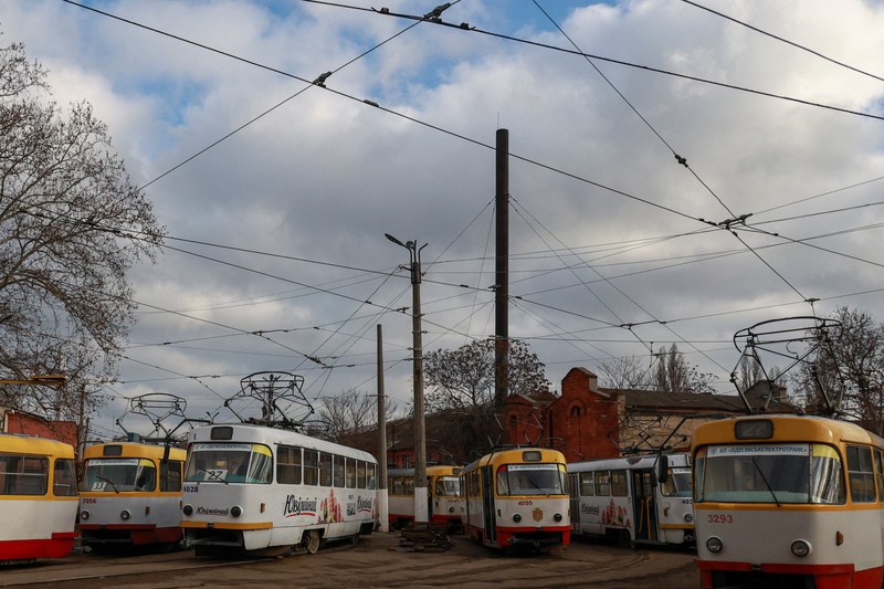 Serangan udara Rusia menyebabkan pemadaman listrik meluas di kota pelabuhan Odesa, Ukraina. (via REUTERS/STATE EMERGENCY SERVICE OF UKRAI)