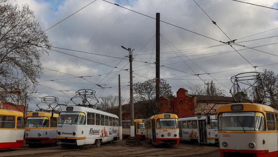 Serangan udara Rusia menyebabkan pemadaman listrik meluas di kota pelabuhan Odesa, Ukraina. (via REUTERS/STATE EMERGENCY SERVICE OF UKRAI)