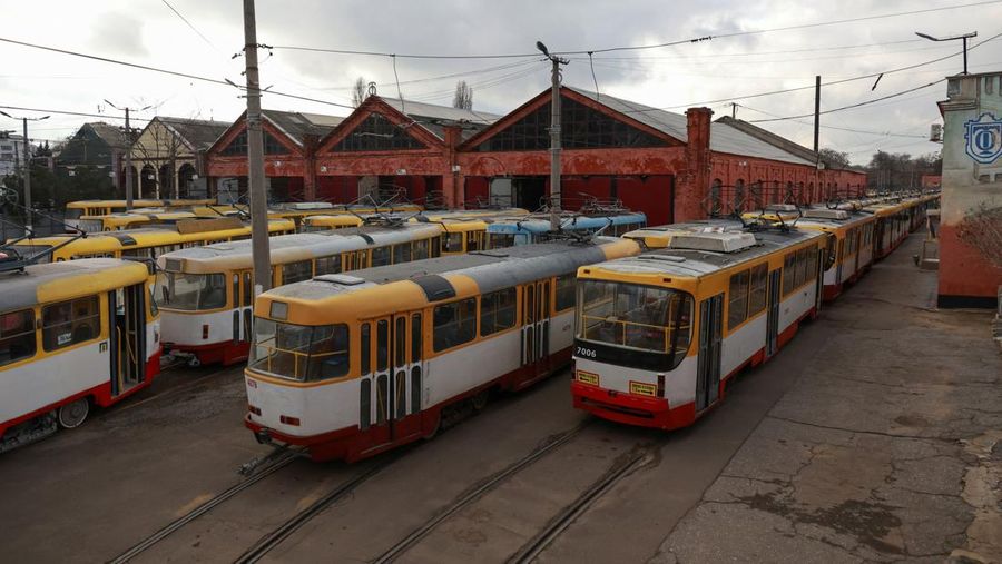Serangan udara Rusia menyebabkan pemadaman listrik meluas di kota pelabuhan Odesa, Ukraina. (via REUTERS/STATE EMERGENCY SERVICE OF UKRAI)
