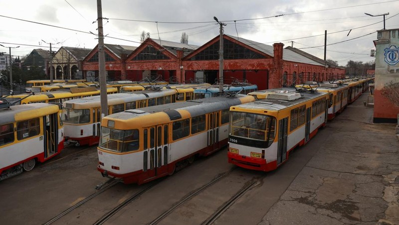 Serangan udara Rusia menyebabkan pemadaman listrik meluas di kota pelabuhan Odesa, Ukraina. (via REUTERS/STATE EMERGENCY SERVICE OF UKRAI)