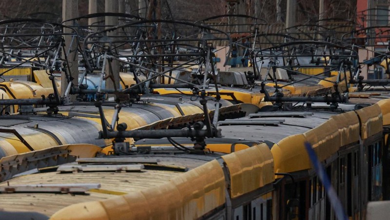 Serangan udara Rusia menyebabkan pemadaman listrik meluas di kota pelabuhan Odesa, Ukraina. (via REUTERS/STATE EMERGENCY SERVICE OF UKRAI)