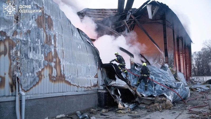 Serangan udara Rusia menyebabkan pemadaman listrik meluas di kota pelabuhan Odesa, Ukraina. (via REUTERS/STATE EMERGENCY SERVICE OF UKRAI)