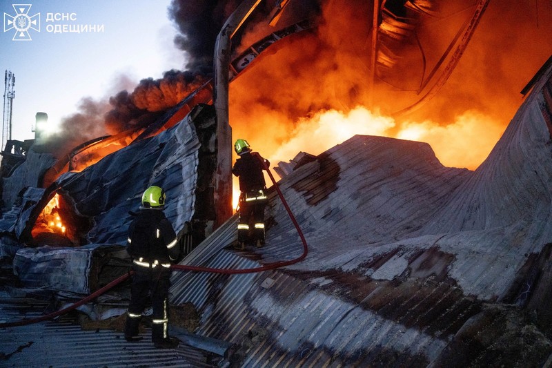 Serangan udara Rusia menyebabkan pemadaman listrik meluas di kota pelabuhan Odesa, Ukraina. (via REUTERS/STATE EMERGENCY SERVICE OF UKRAI)