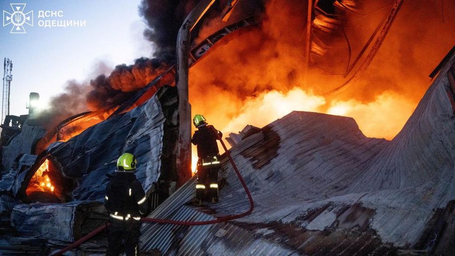 Serangan udara Rusia menyebabkan pemadaman listrik meluas di kota pelabuhan Odesa, Ukraina. (via REUTERS/STATE EMERGENCY SERVICE OF UKRAI)